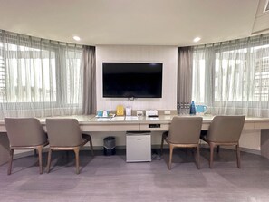 Family Room | Desk, soundproofing, free cots/infant beds, free WiFi - Beauty Trip Hotel (Taichung)