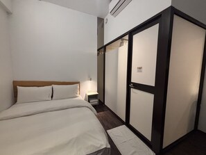 Camera doppia, 1 letto matrimoniale, bagno privato (Partially No Window) | Biancheria da letto di alta qualità, copriletto in piuma, Wi-Fi gratuito