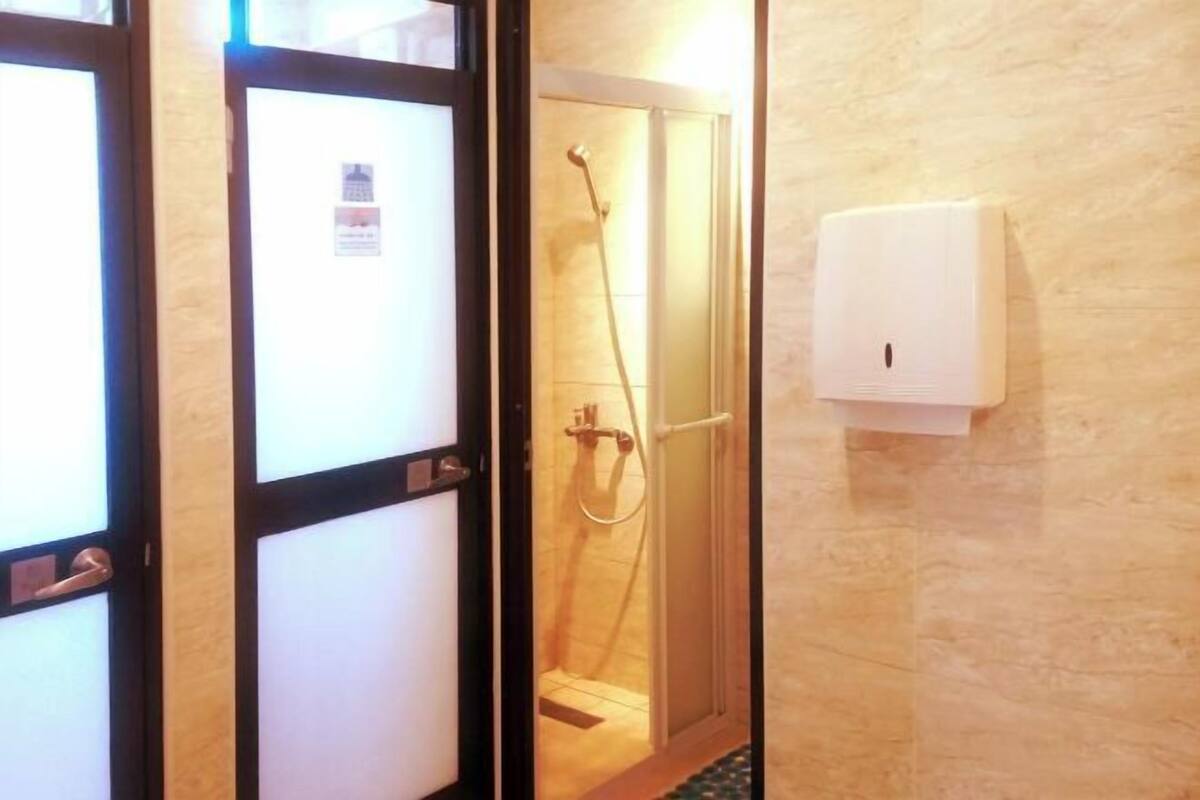 Ducha, secador de pelo, toallas y papel higiénico