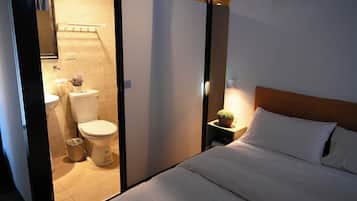 Habitación doble, 1 cama doble, baño privado (Partially No Window) | Ropa de cama de alta calidad, edredones de plumas, wifi gratis