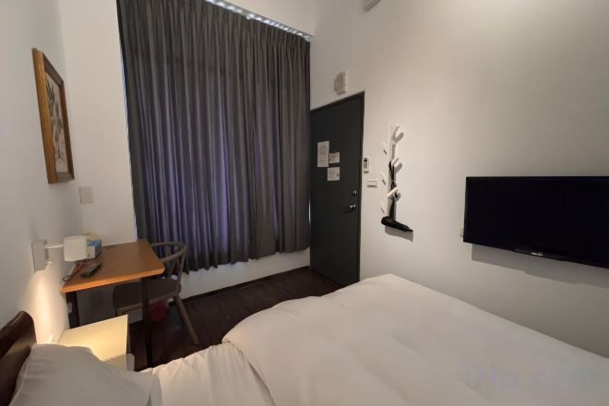 Premium bedding, down duvets, free WiFi, bed sheets