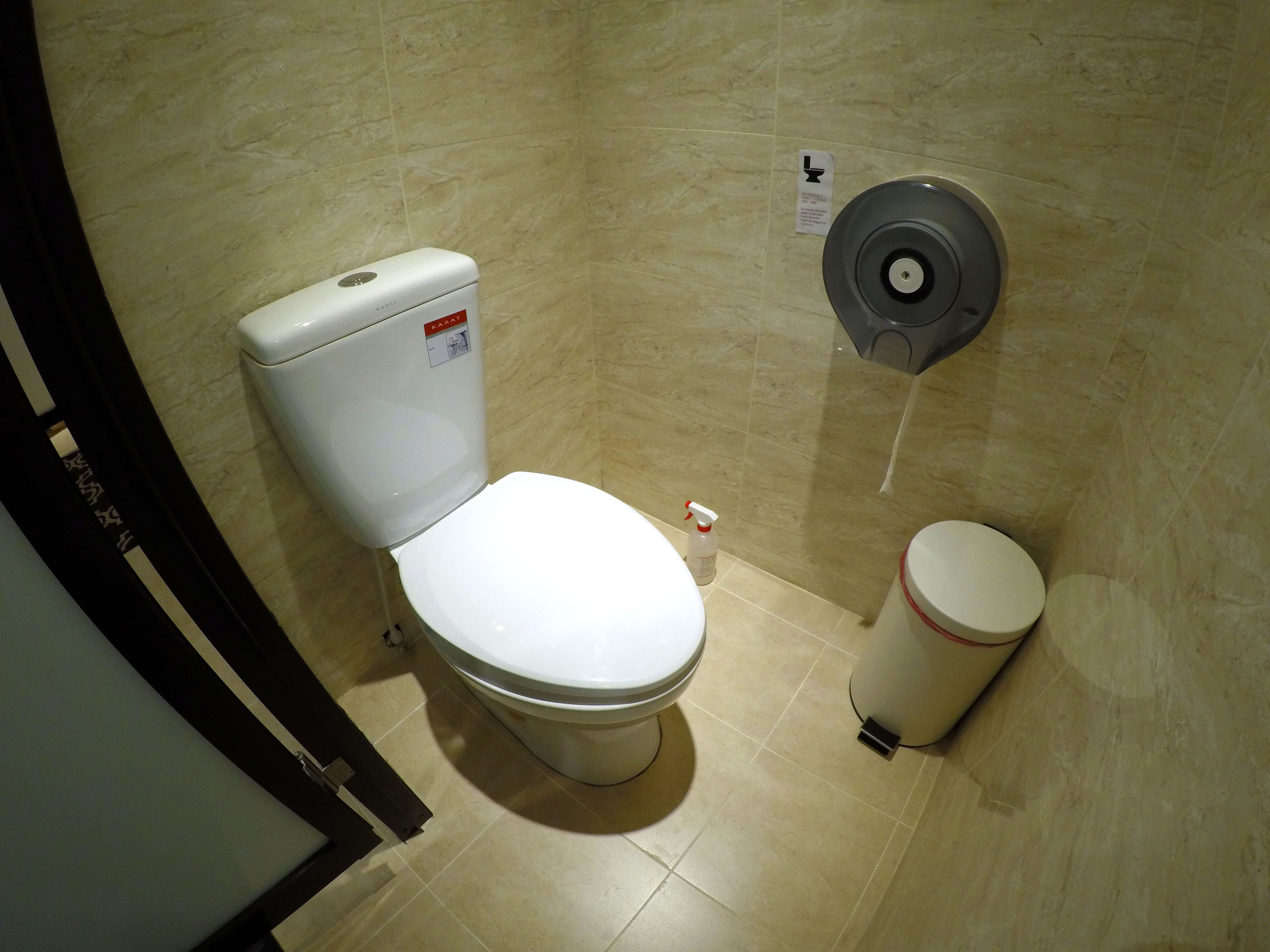 Ein Badezimmer mit Toilette, Bidet und Mülleimer.