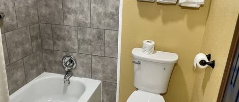 Combined shower/bathtub, towels