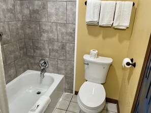 Combined shower/tub, towels - Super 6 Inn (Carencro)