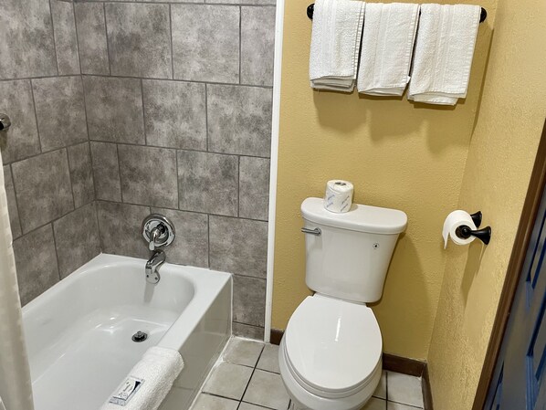 Combined shower/bathtub, towels - Super 6 Inn (Carencro)