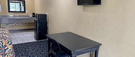 Kamar Double, Boleh Merokok, lemari es & microwave | Meja kerja, setrika/meja setrika, dan gratis tempat tidur lipat/ekstra