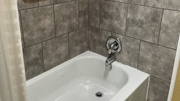 Combined shower/bathtub, towels