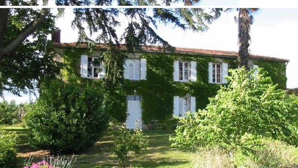 A two-story house with a garden in front. - Le Domaine du Bouchon (Gans)