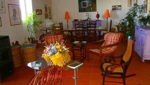 Una sala acogedora con chimenea, una mesa de comedor y asientos cómodos.