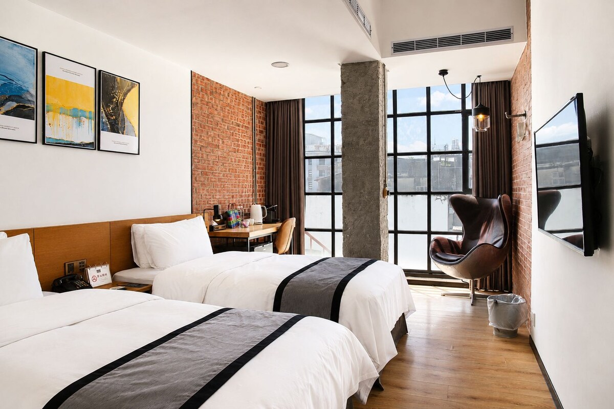 Superior Twin Room | Down comforters, minibar, in-room safe, desk