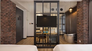 Habitación cuádruple Deluxe | Edredón, minibar, escritorio y espacio para trabajar con laptop