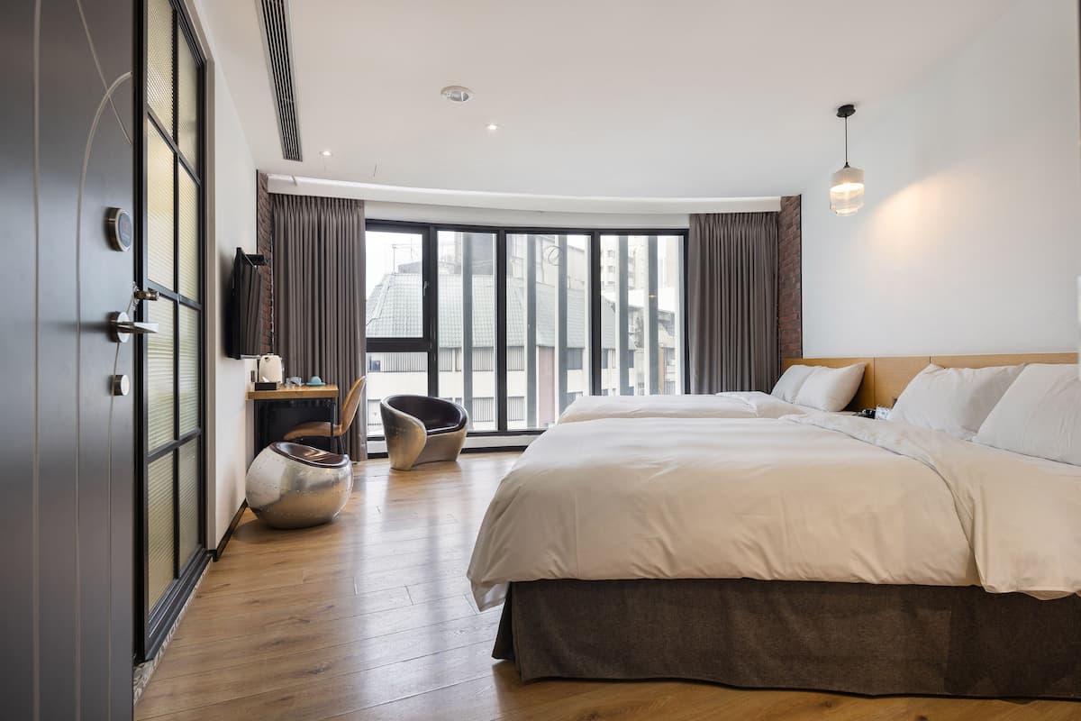 Habitación cuádruple estándar | Edredón, minibar, escritorio y espacio para trabajar con laptop