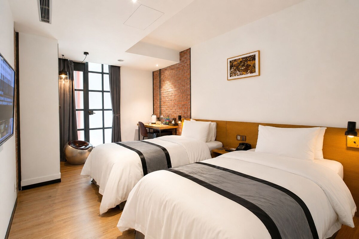 Standard Twin Room | Down comforters, minibar, in-room safe, desk