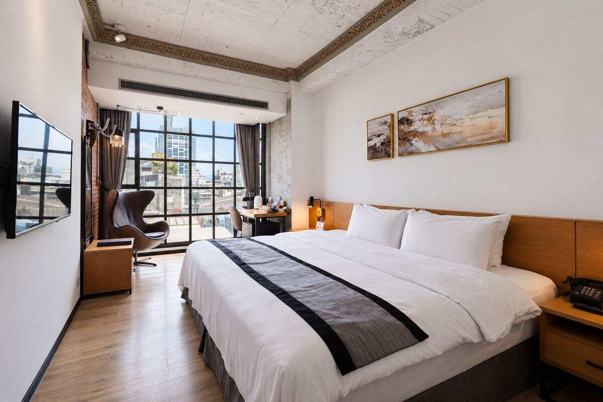 Queen Room  | Down comforters, minibar, in-room safe, desk