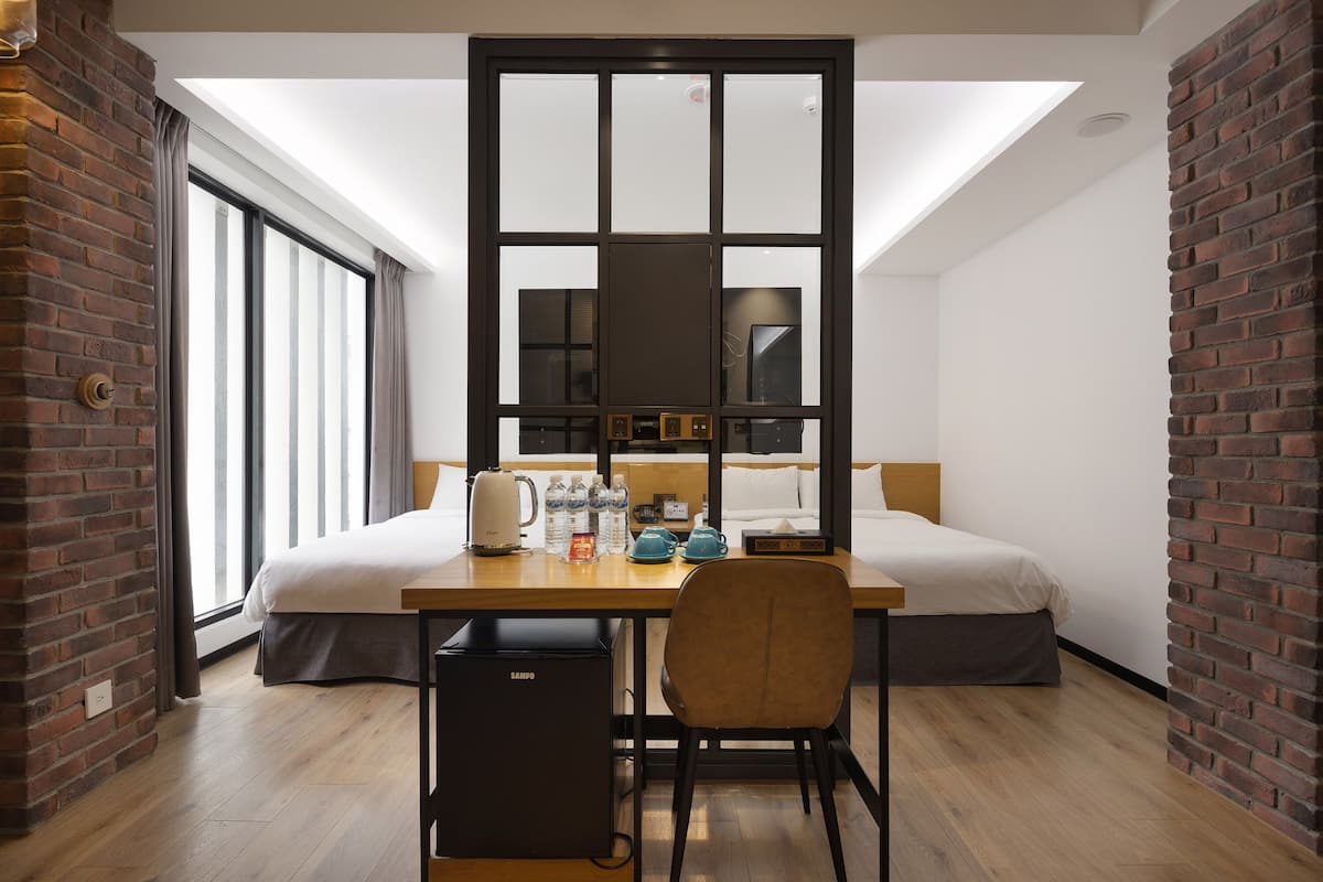 Habitación cuádruple Deluxe | Edredón, minibar, escritorio y espacio para trabajar con laptop