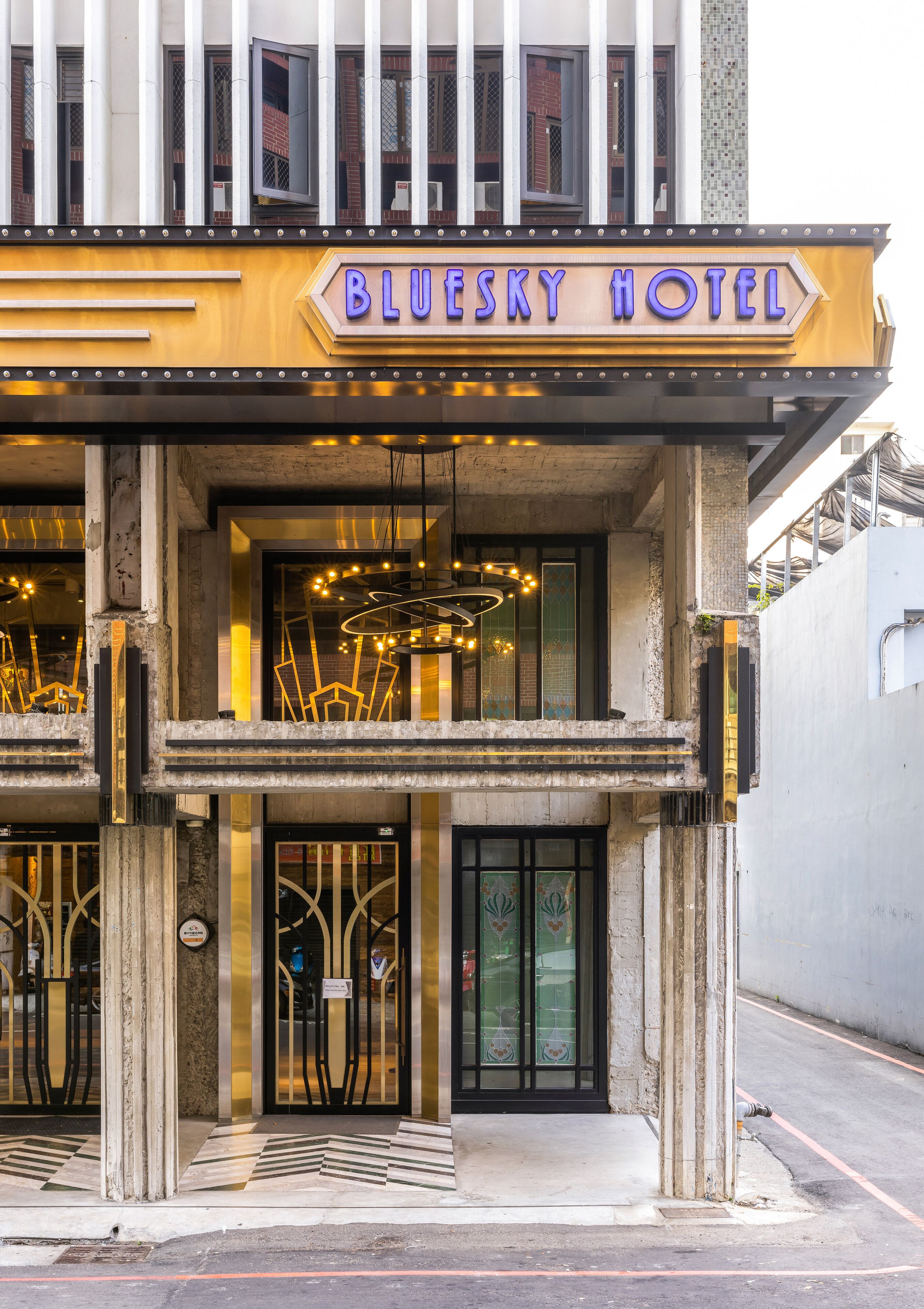 Vista frontal de la propiedad