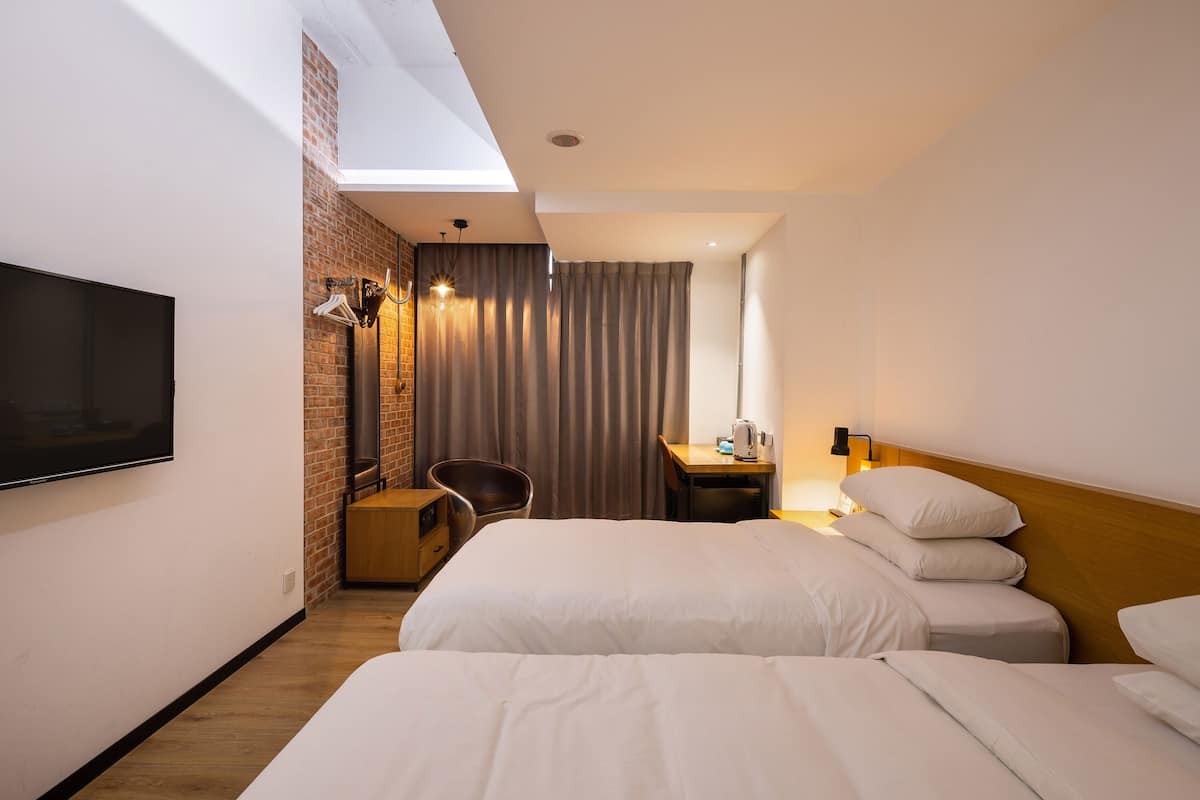 Habitación estándar con 2 camas individuales | Edredón, minibar, escritorio y espacio para trabajar con laptop