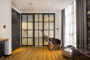 Superior Quadruple Room | Down duvets, minibar, desk, laptop workspace - BlueSky Hotel (Taichung)