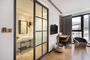 Cubrecamas, minibar, escritorio y espacio para trabajar con laptop 