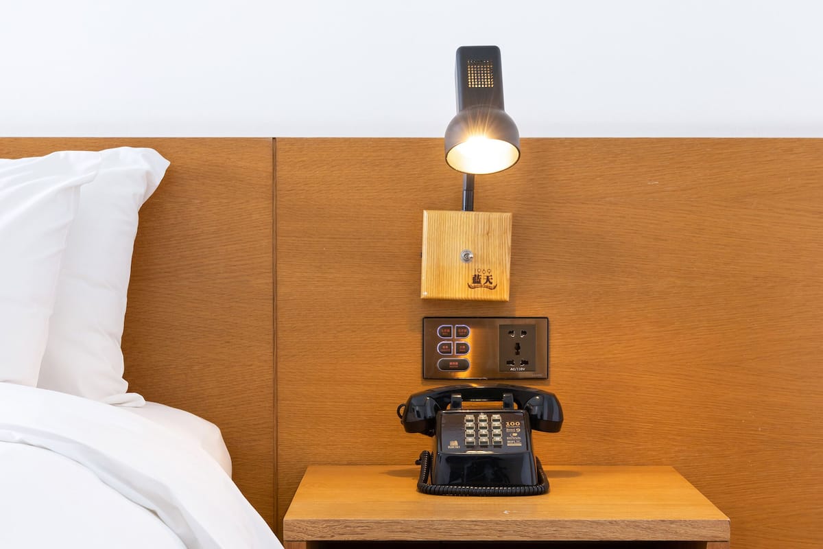 Habitación doble Deluxe | Edredón, minibar, escritorio y espacio para trabajar con laptop