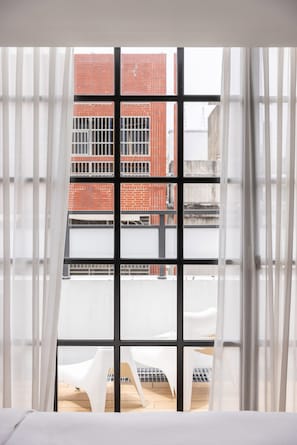 Down comforters, minibar, desk, laptop workspace - BlueSky Hotel (Taichung)