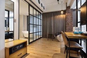 豪華四人房 | 羽絨被、迷你吧、書桌、手提電腦工作空間