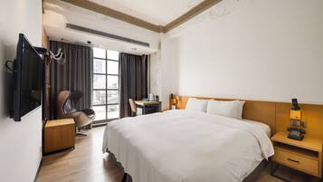 Deluxe Double Room | Down duvets, minibar, desk, laptop workspace