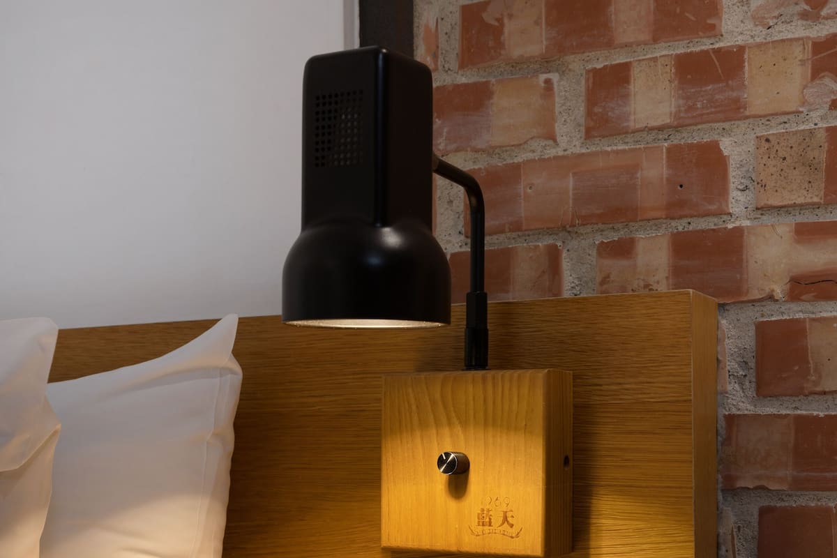 Habitación superior con 2 camas individuales | Edredón, minibar, escritorio y espacio para trabajar con laptop