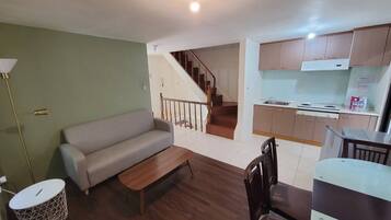 Family - Queen Double | Down comforters, blackout drapes, soundproofing, free WiFi