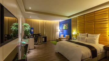 Deluxe Double Room, 1 King Bed | Premium bedding, minibar, desk, soundproofing