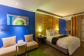 Deluxe Double Room, 1 King Bed | Premium bedding, minibar, desk, soundproofing