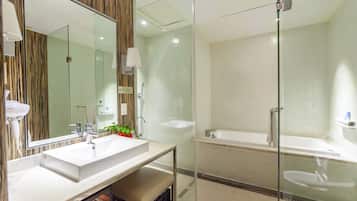 Classic Double Room | Bathroom | Free toiletries, hair dryer, slippers, bidet
