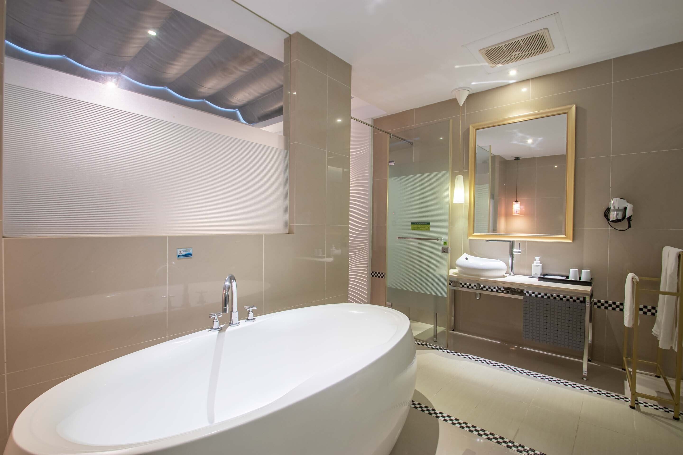 Quarto casal luxo | Banheiro | Secador de cabelo, chinelos, toalhas de banho 