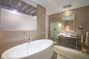 Quarto casal luxo | Banheiro | Secador de cabelo, chinelos, toalhas de banho 