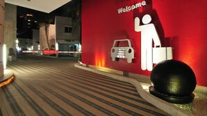 A red wall with a 'Welcome' sign and a car icon, indicating a hotel entrance. - 168 Motel-Taoyuan (Taoyuan City)