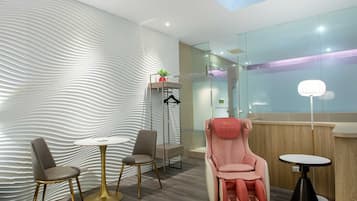 Ropa de cama de alta calidad, minibar y escritorio