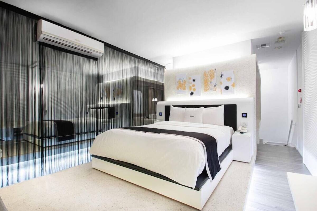 Premium bedding, minibar, desk, soundproofing