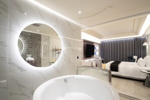 独特双人房 | 高档床上用品、迷你吧(备有免费物品)、遮光窗帘、免费婴儿床