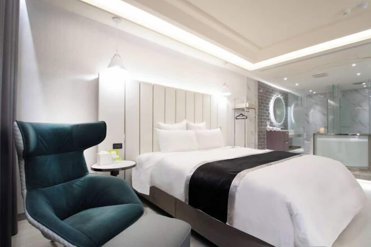 Ropa de cama de alta calidad y minibar con artículos gratuitos 