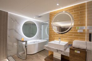 Classic-Doppelzimmer | Badezimmer | Badewanne und Dusche (separat), Haartrockner, Hausschuhe, Handtücher