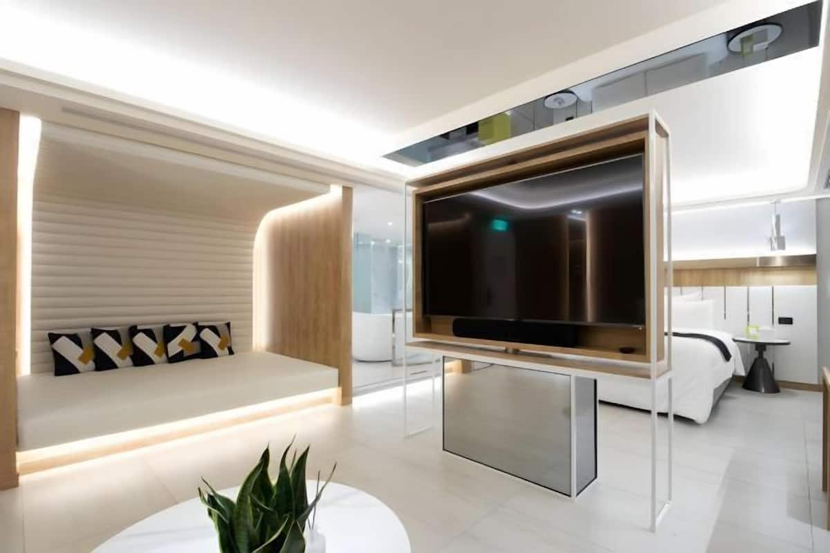 Ropa de cama de alta calidad y minibar con artículos gratuitos 