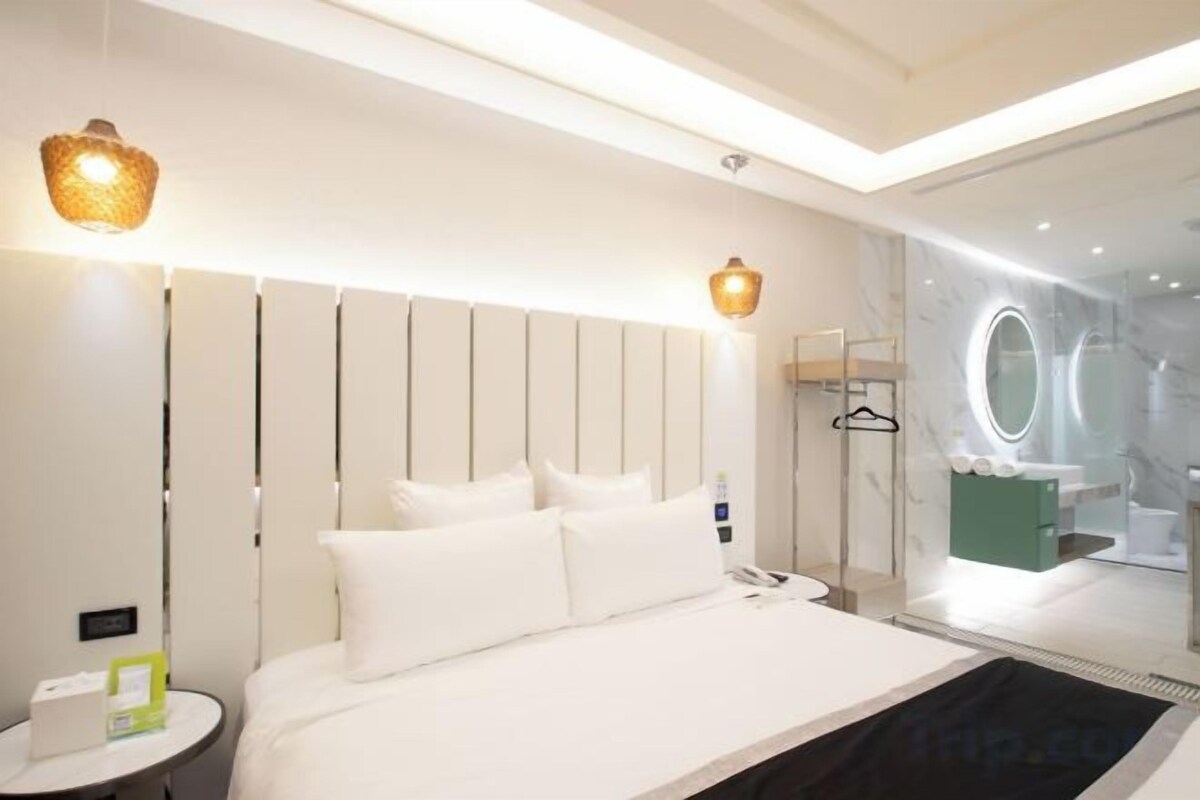 Premium bedding, free minibar, blackout curtains, free cots/infant beds