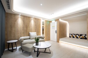 华丽双人房 | 高档床上用品、迷你吧（备有免费物品）、遮光窗帘、免费婴儿床