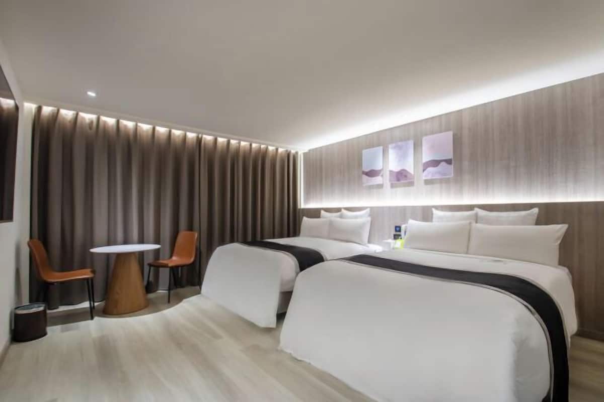 Ropa de cama de alta calidad y artículos del minibar gratis