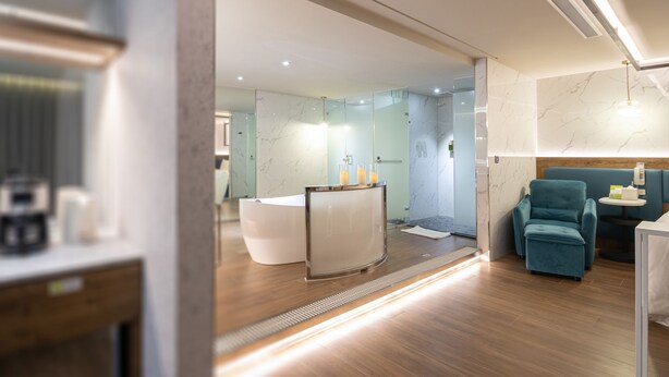 A modern bathroom with a freestanding bathtub, a glass shower enclosure, and a vanity with a mirror. - 168 Motel - Zhongli (Taoyuan City)