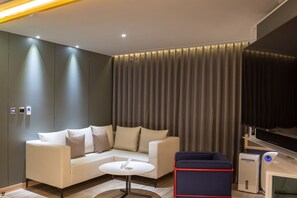 Deluxe-Doppelzimmer | Wohnbereich | LCD-Fernseher