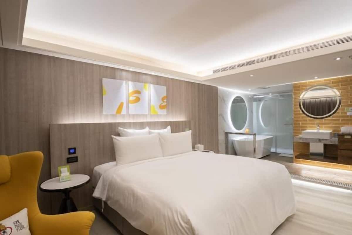 Ropa de cama de alta calidad y minibar con artículos gratuitos 