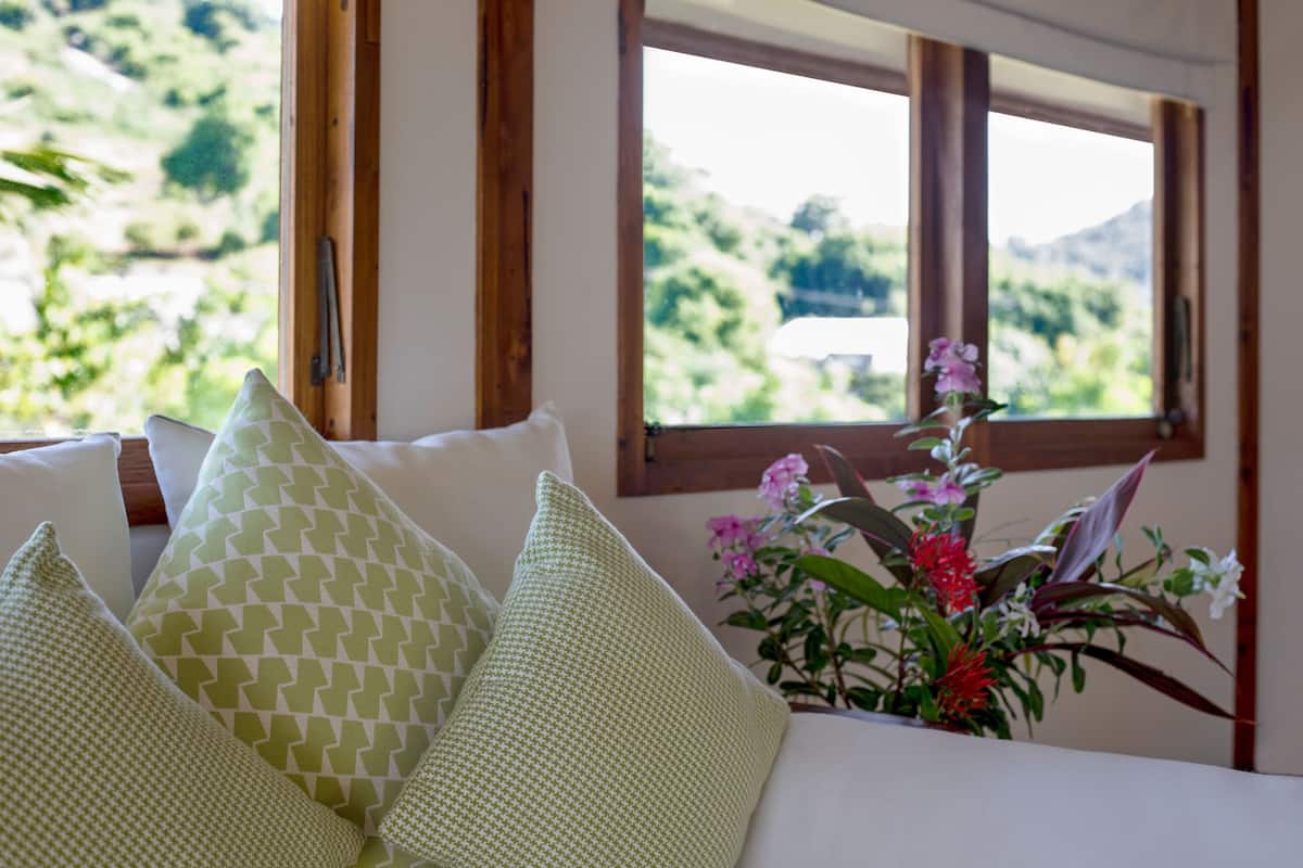 hilltop villa kecil | living room | 50-inch flat-screen tv with cable channels, tv