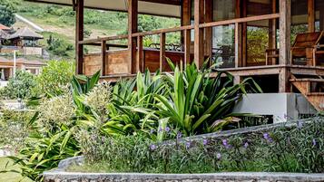 Hilltop Villa Kecil | 2 kamar tidur, seprai premium, dan selimut bulu angsa