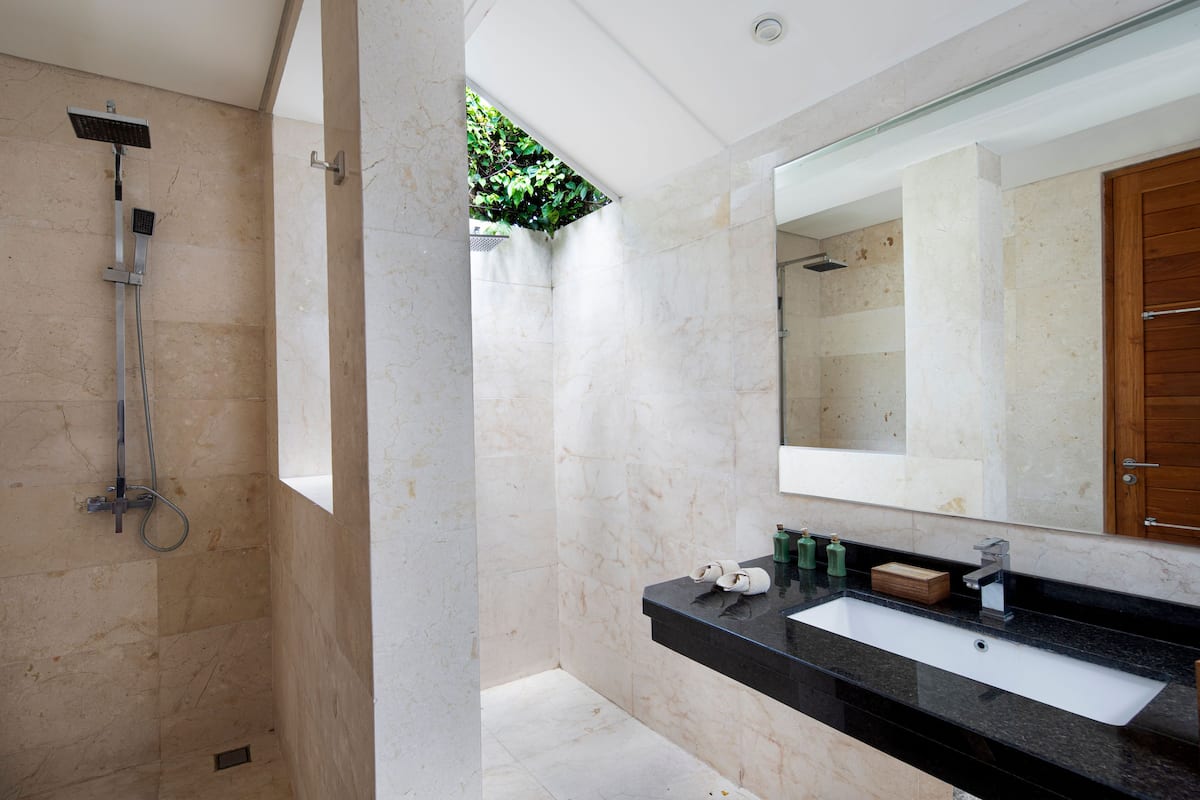 shower, rainfall showerhead, free toiletries, hair dryer